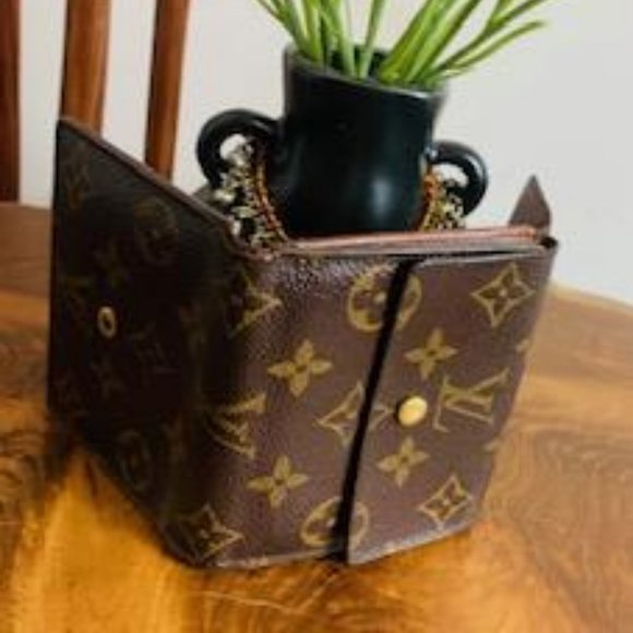 LOUIS VUITTON Brown, "LV" MONOGRAM WALLET - Picture 8 of 13